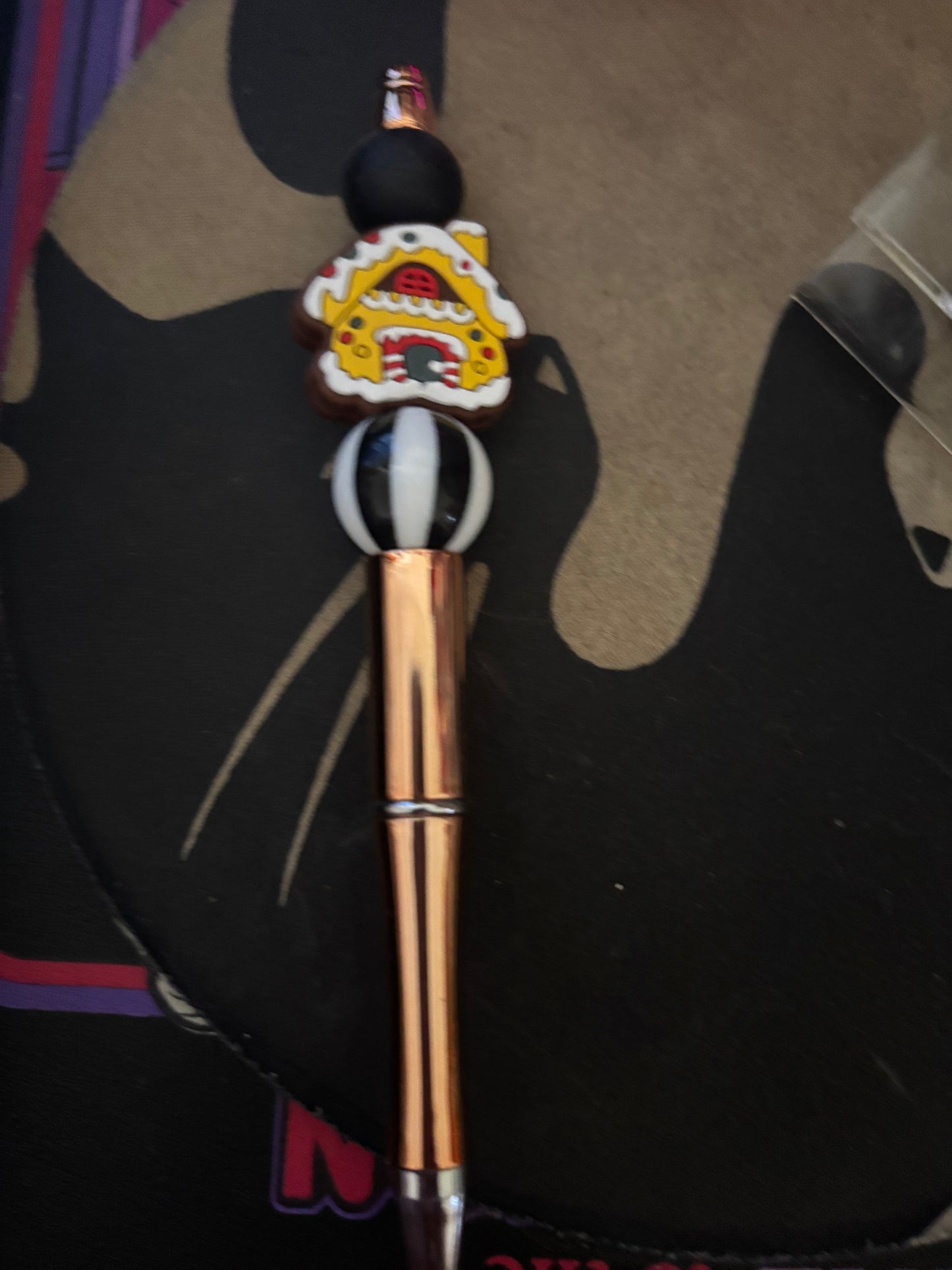 Gingerbread house pen